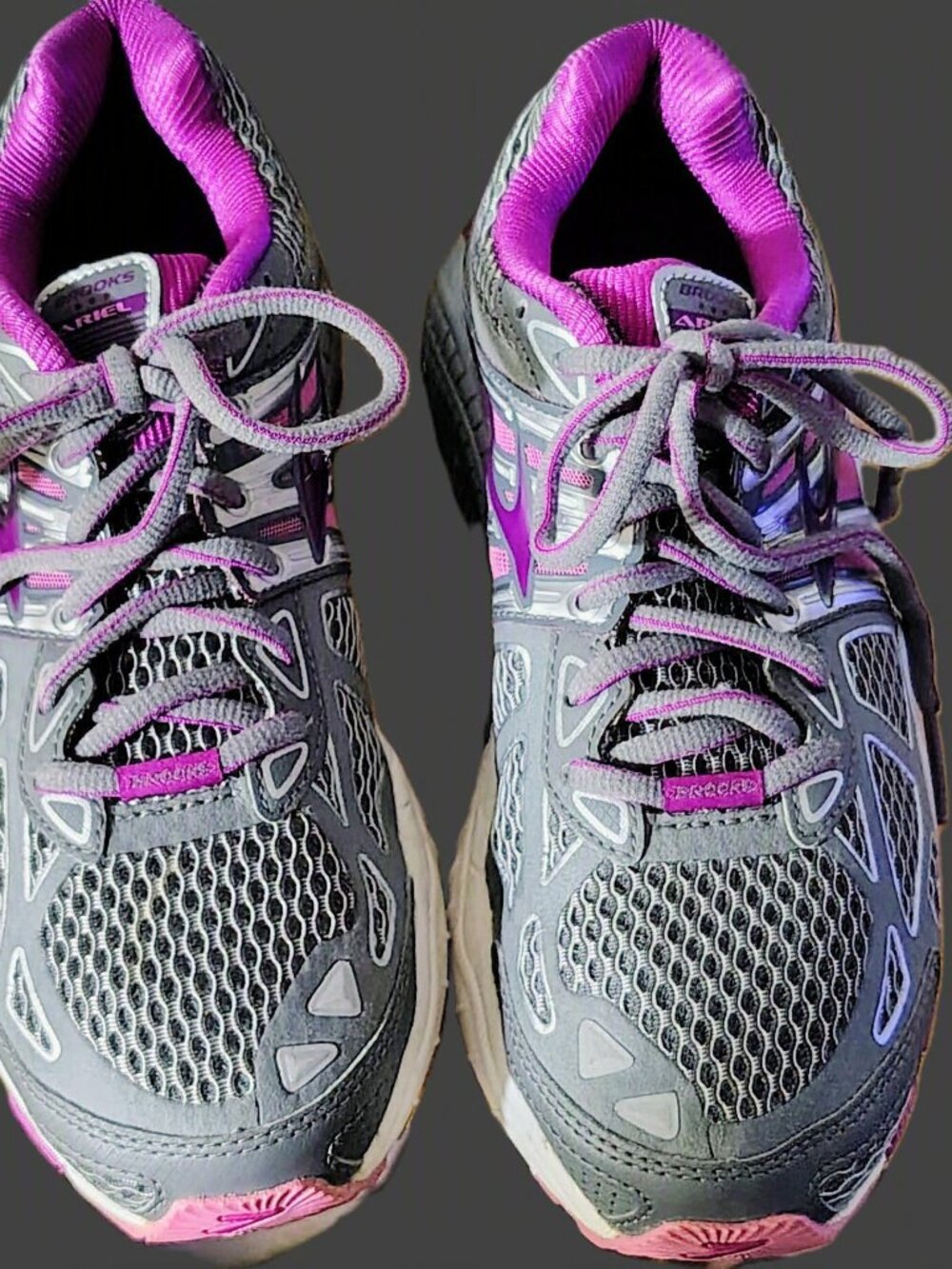 Brooks Ariel Size 6.5 Women's Running Shoes NWOB Grey Pink Max Cushion MoGo